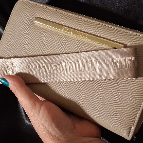Steve Madden Beige Wristlet with Gold Accents .like New - Picture 5 of 12